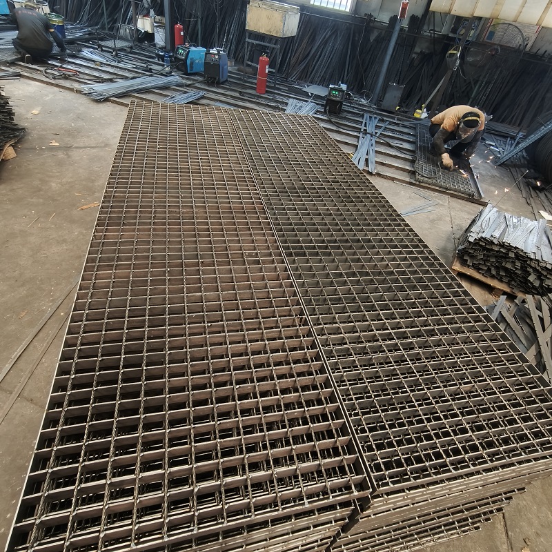 走道平臺(tái)防滑鋼格板鋼格柵的特點(diǎn)與應(yīng)用