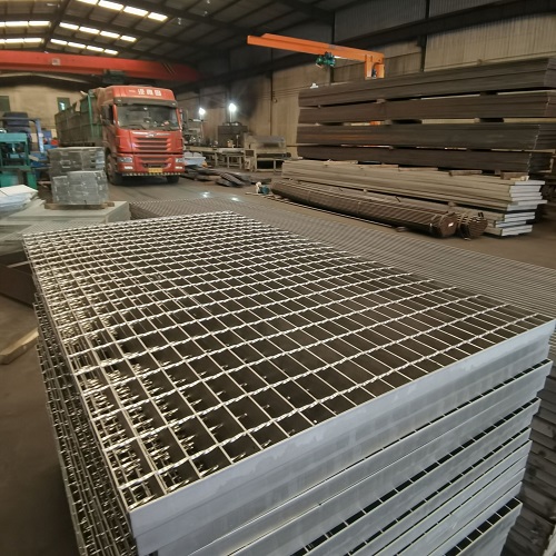 不銹鋼平臺(tái)鋼格板打造安全穩(wěn)固的工業(yè)環(huán)境