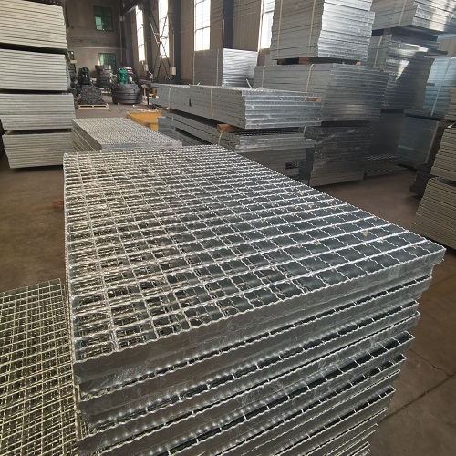 高空作業(yè)平臺(tái)專用鋼格板：安全承重設(shè)計(jì)全解析！