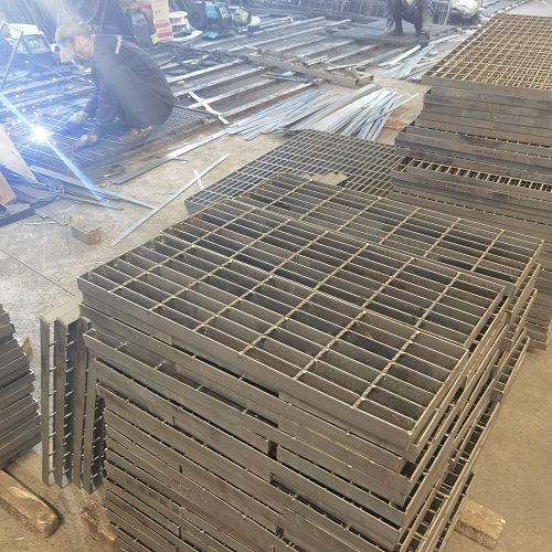 化工廠鋼格板選型指南：耐酸耐腐蝕材質(zhì)推薦！