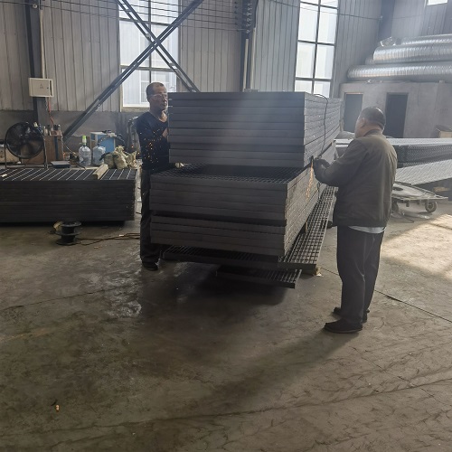 市政工程鋼格板選型：玻璃鋼格柵VS金屬格柵對比！