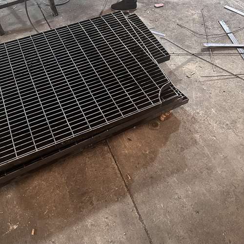 鋼格板在冷鏈倉(cāng)庫(kù)的應(yīng)用，防滑耐低溫太實(shí)用